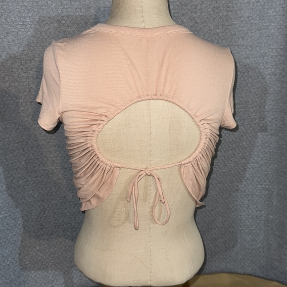 Old Navy Ultralite Keyhole Back Crop - Picture 3 of 4